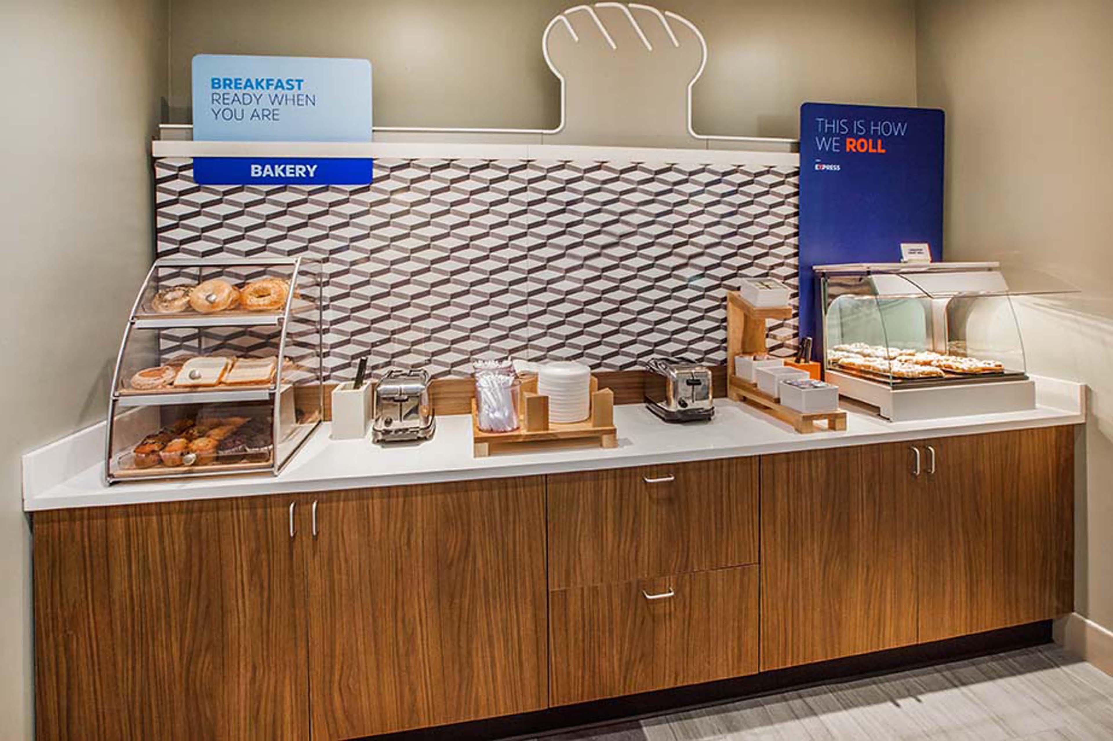 Holiday Inn Express & Suites North Dallas At Preston By Ihg Zewnętrze zdjęcie